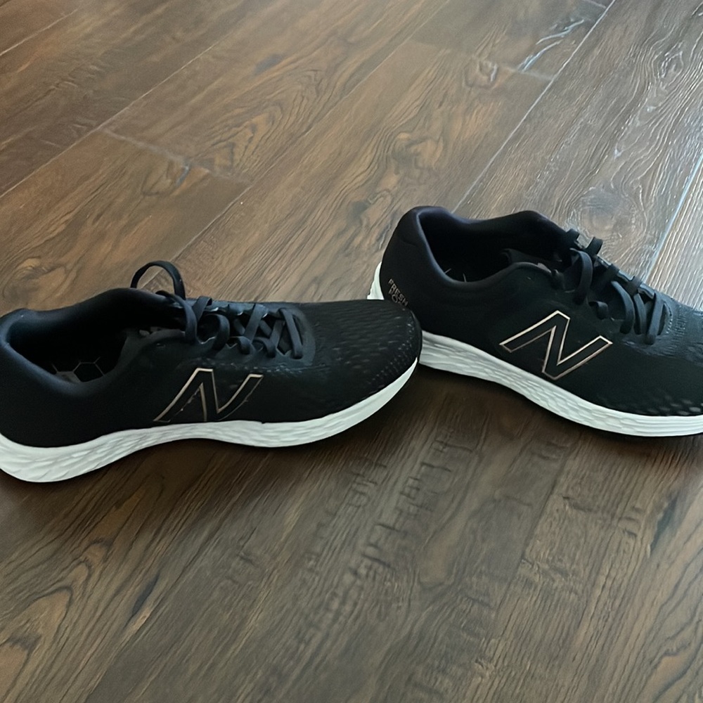 New Balance size 7.5 - Picture 2 of 4